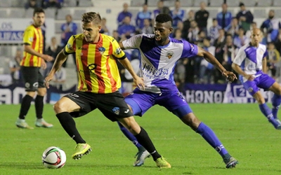 Marc Martínez durant la seva etapa al Lleida perseguit per Adama a la Nova Creu Alta | Pedro Salado